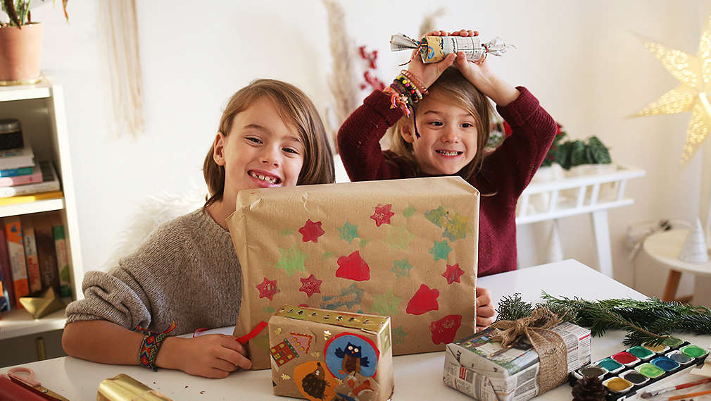 Zwei Kinder basteln Geschenke