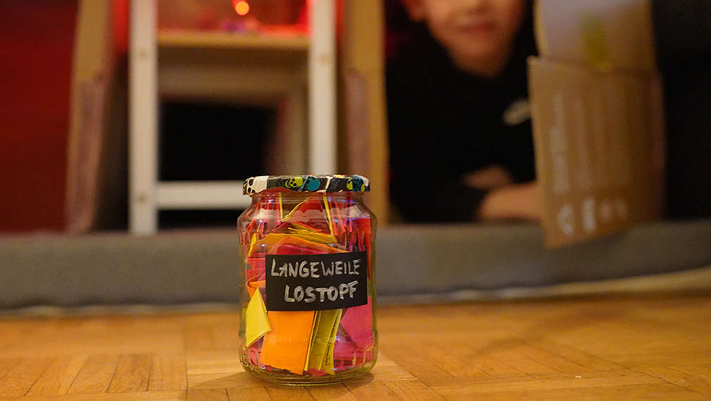 Der Langeweile-Lostopf: Ein Glas gefüllt mit bunten Zetteln