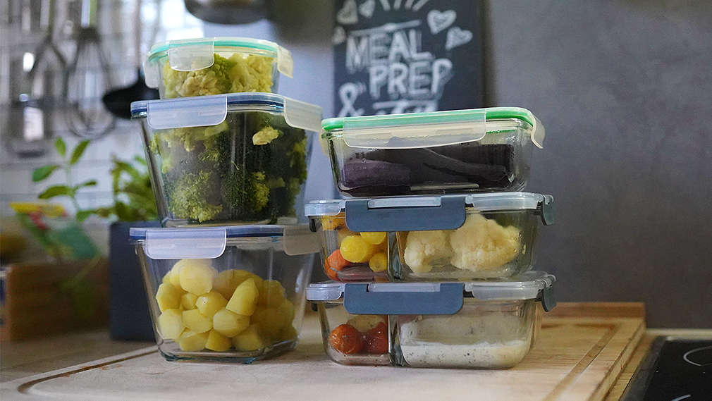 Tupperdosen gefüllt mit vorbereitetem Essen