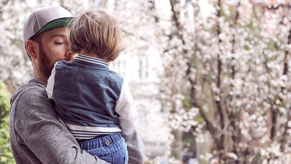 Vater mit Sohn auf dem Arm