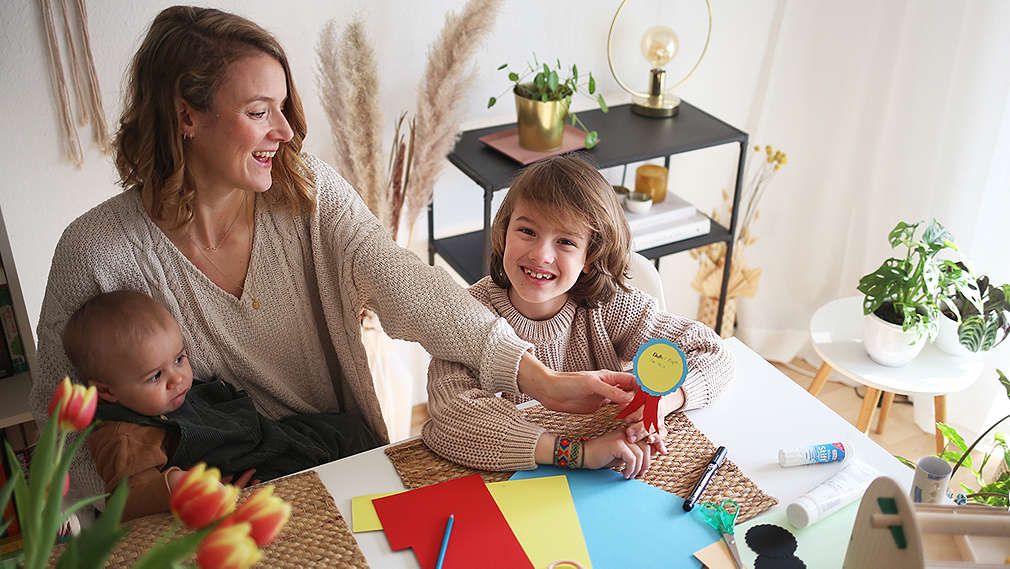Mutter bastelt mit ihren Kindern