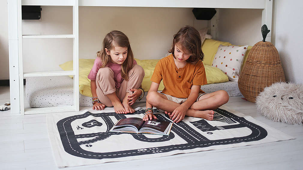 Geschwister spielen im Kinderzimmer