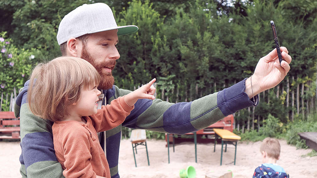 Vater und Sohn machen Selfie mit dem Smartphone