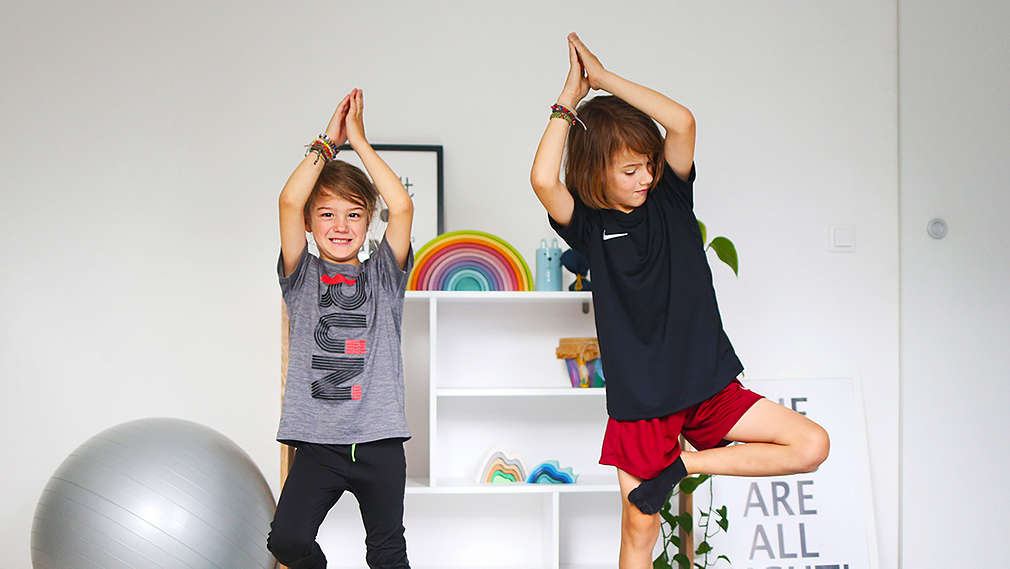 Kinder machen Gymnastikübungen