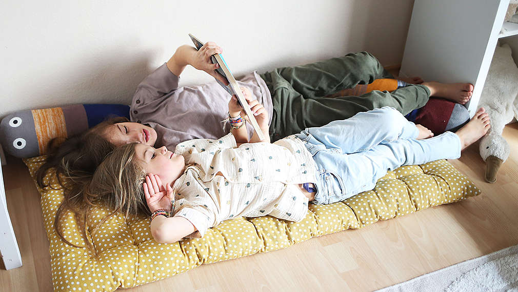 Geschwister lesen ein Buch