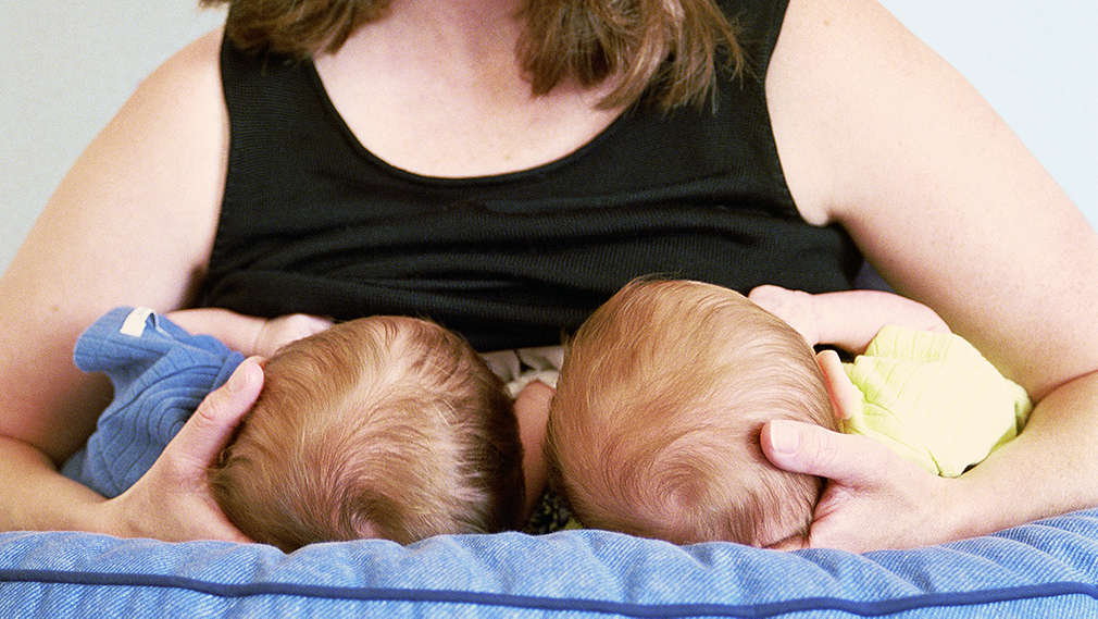 Babys an der Brust der Mutter