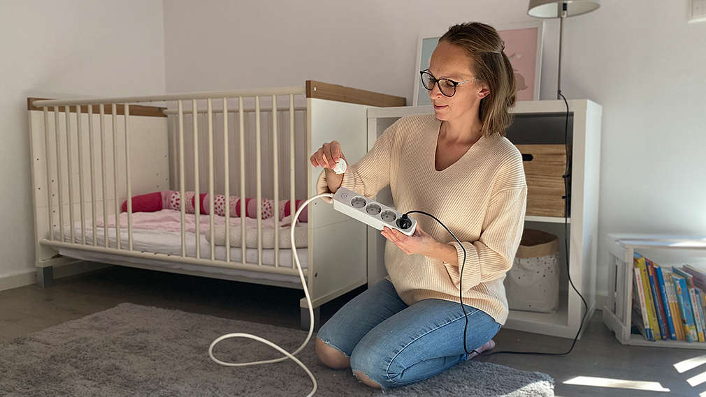 Mutter sichert Steckdosen