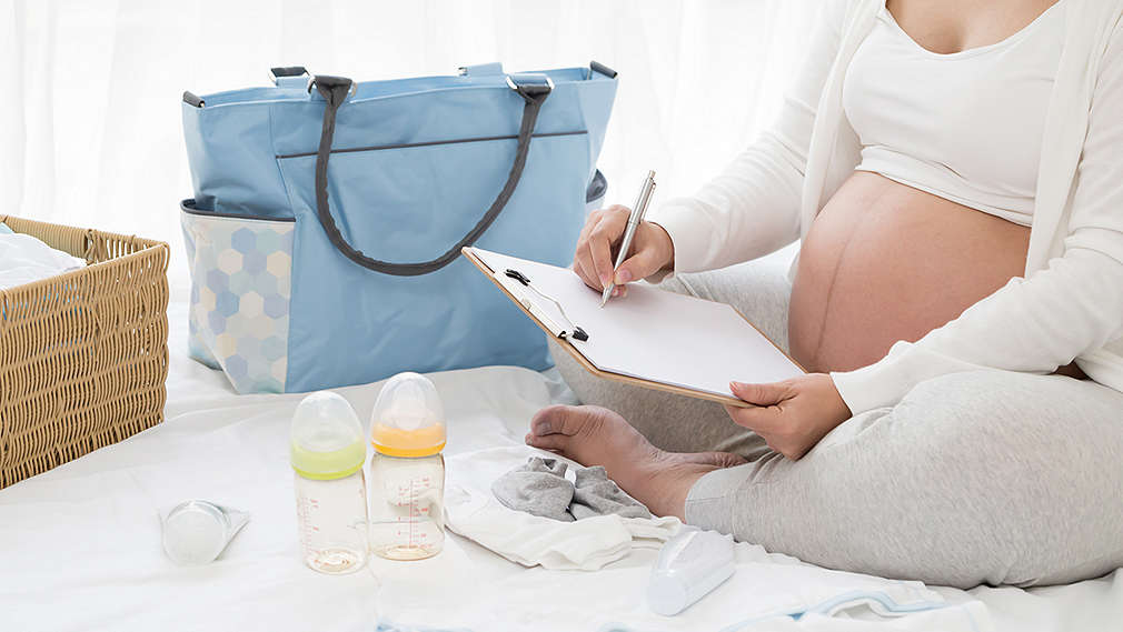 Schwangere Frau erstellt einen Geburtsplan