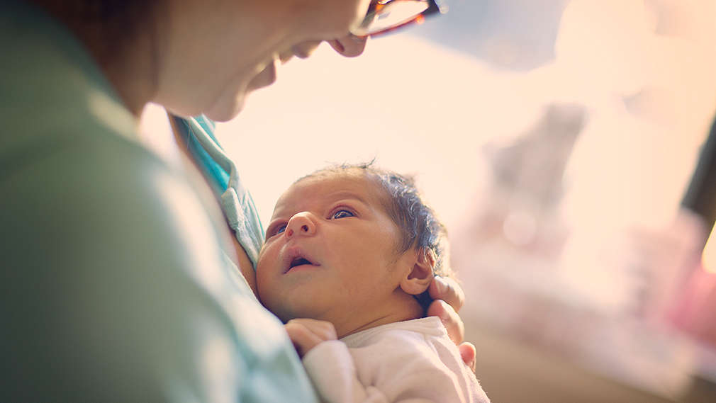 Baby schaut eine Frau an