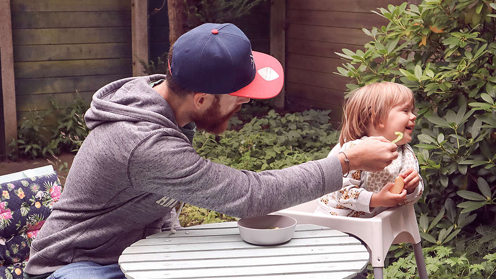 Vater füttert Kleinkind
