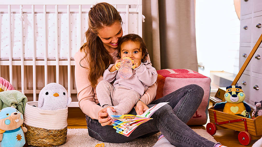 Mutter liest Tochter vor