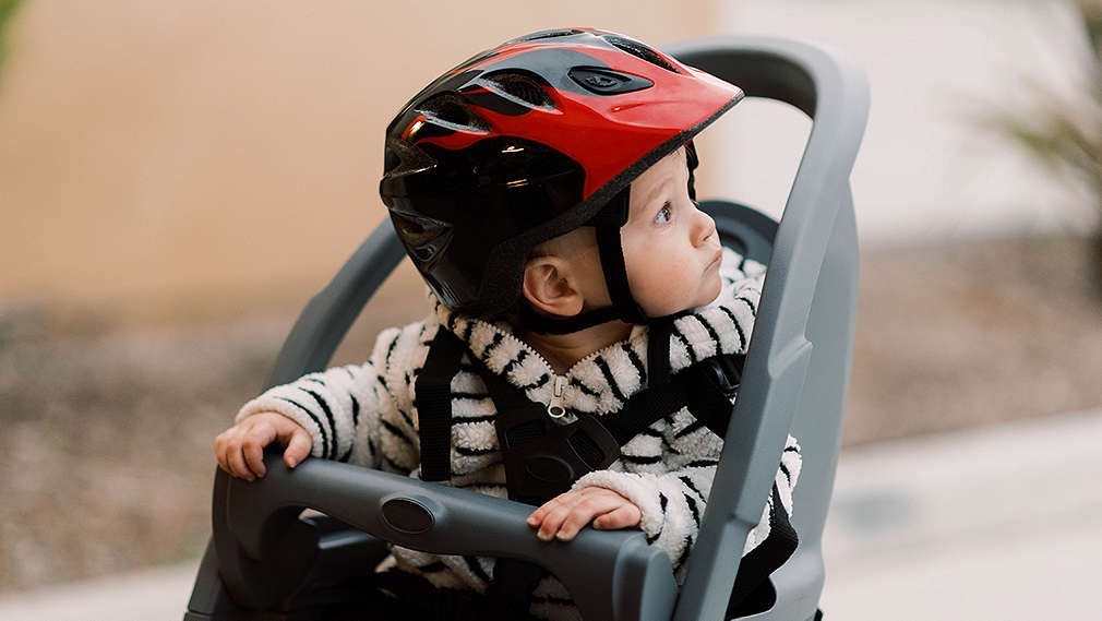 Baby im Kindersitz