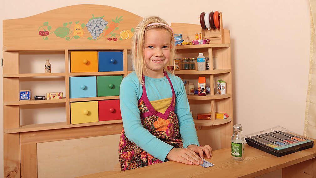 Mädchen spielt im Kaufmannsladen