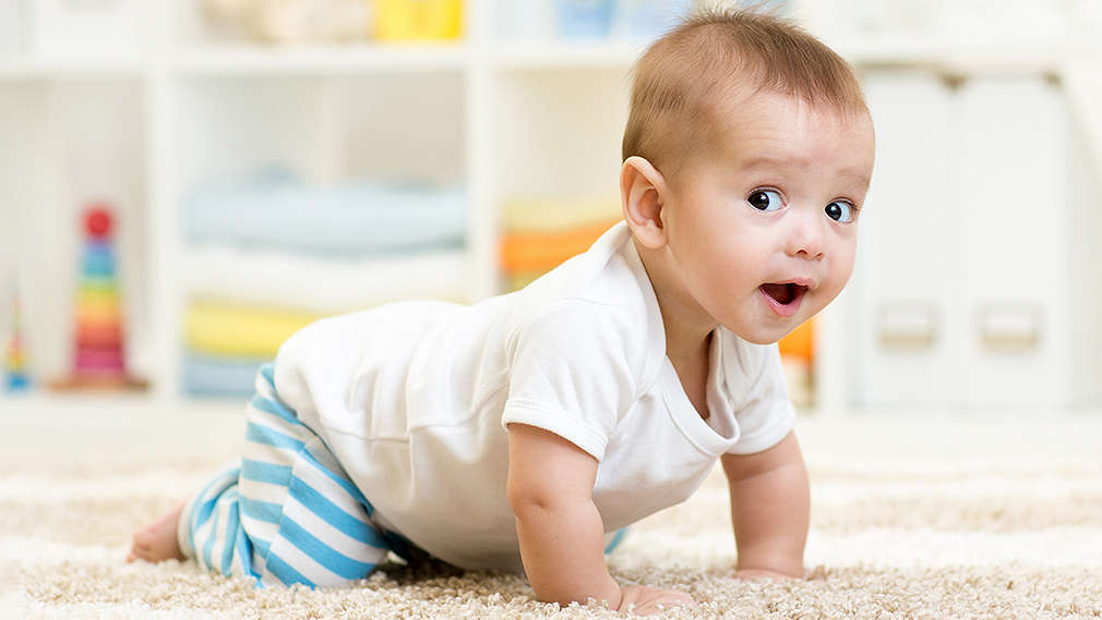 Baby krabbelt