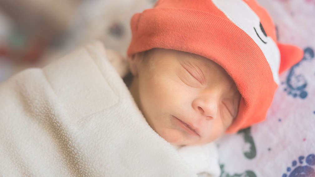 Frühgeborenes auf dem Wickeltisch