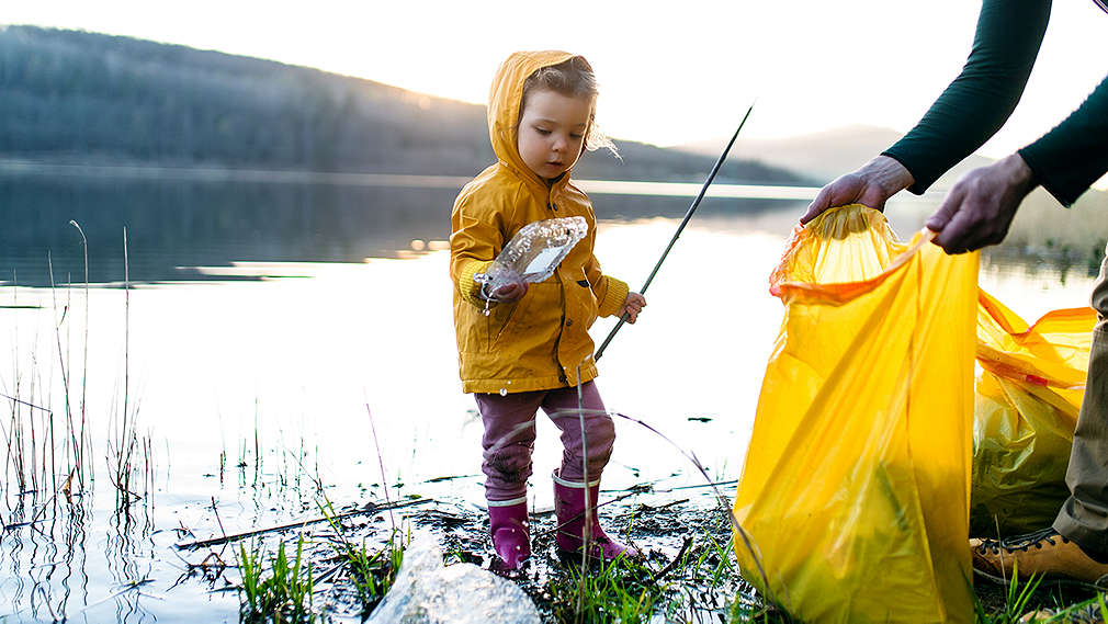 Kind sammelt Plastikmüll