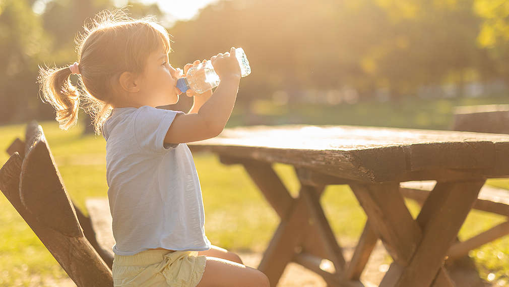 Mädchen trinkt Wasser aus der Flasche