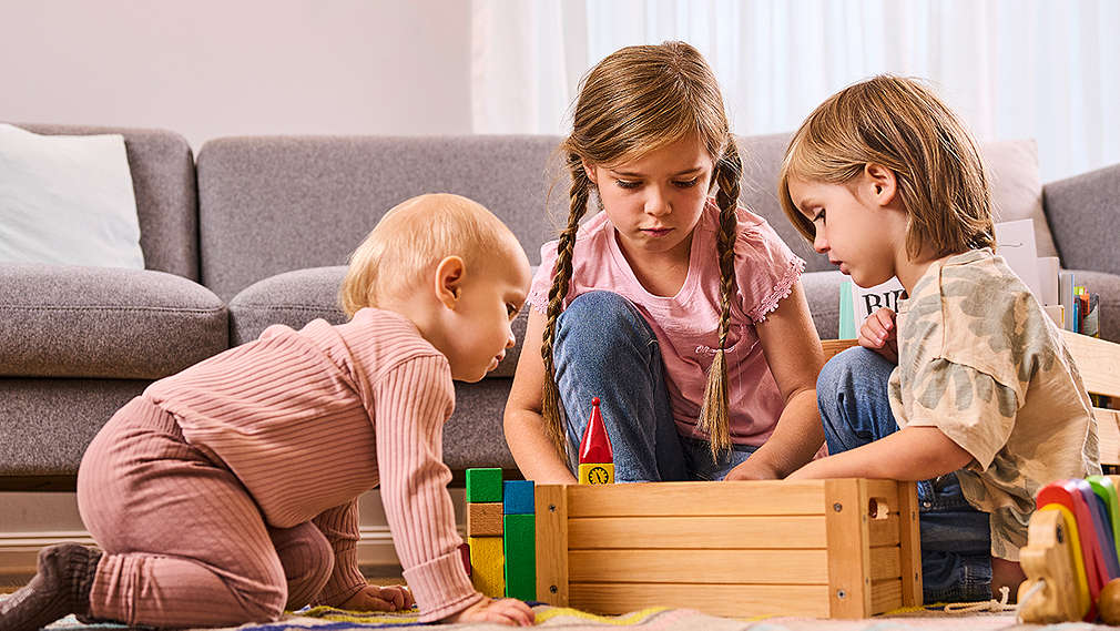 Kinder spielen mit Bauklötzen