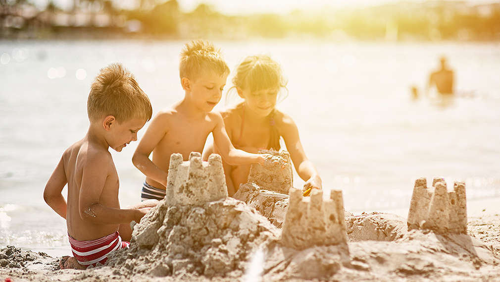 Kinder bauen Sandburgen