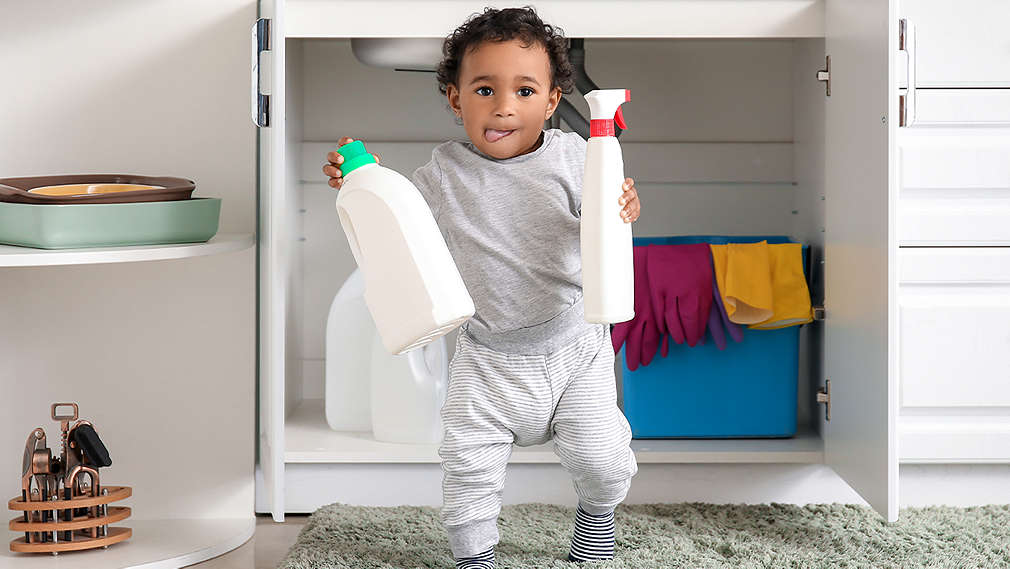 Kind hat Putzmittel in der Hand