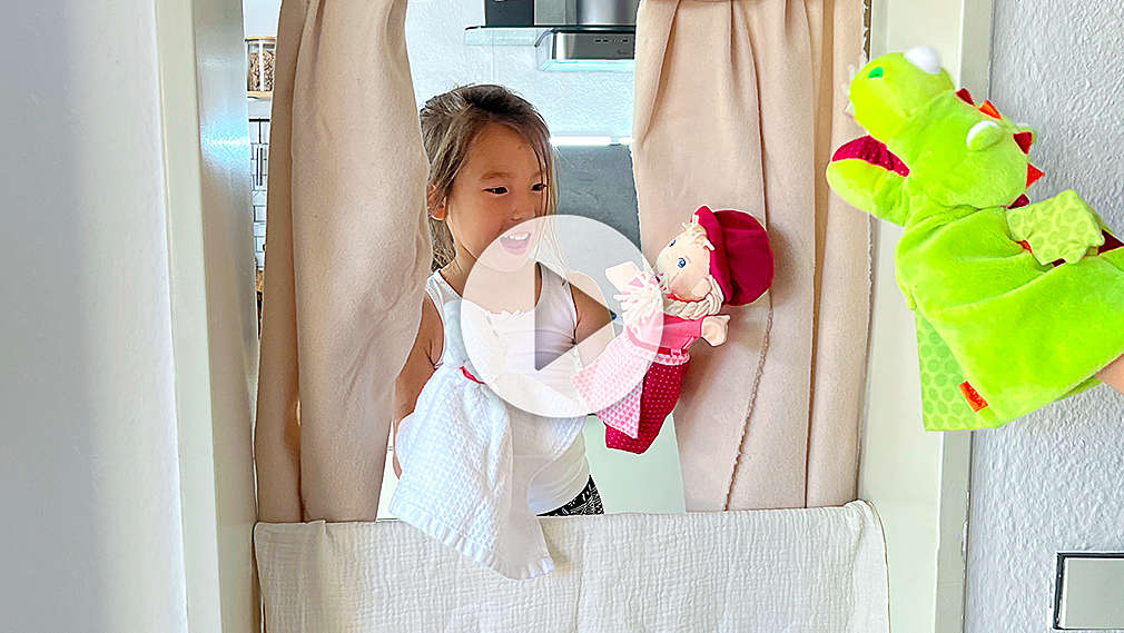 Lachendes Mädchen mit Figuren vom Puppentheater