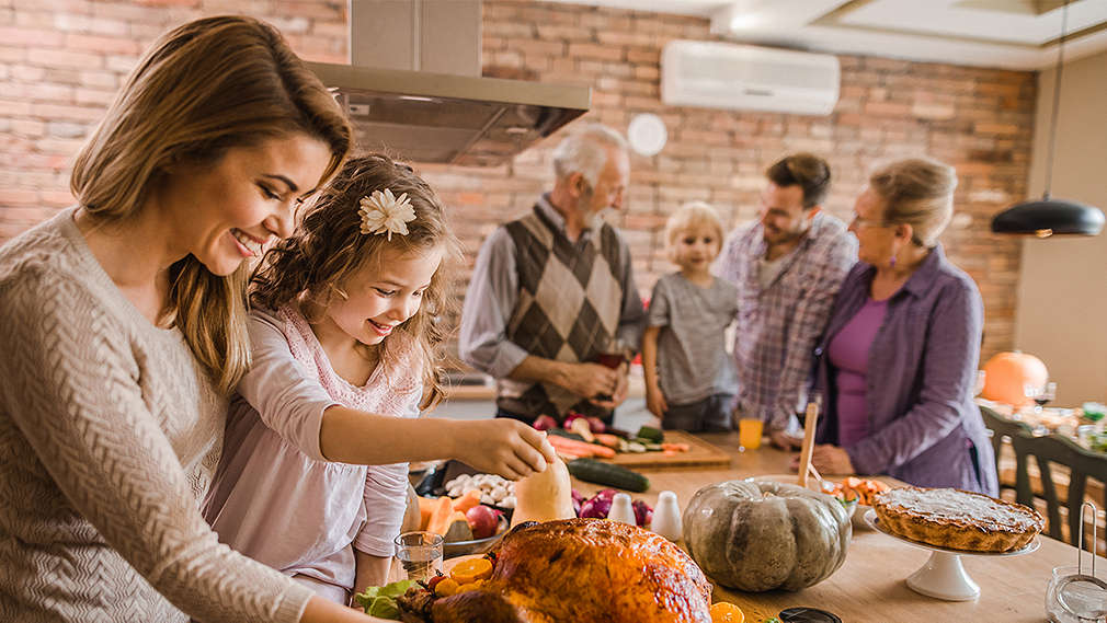 Familie kocht zusammen