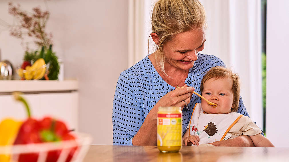 Mutter füttert Baby