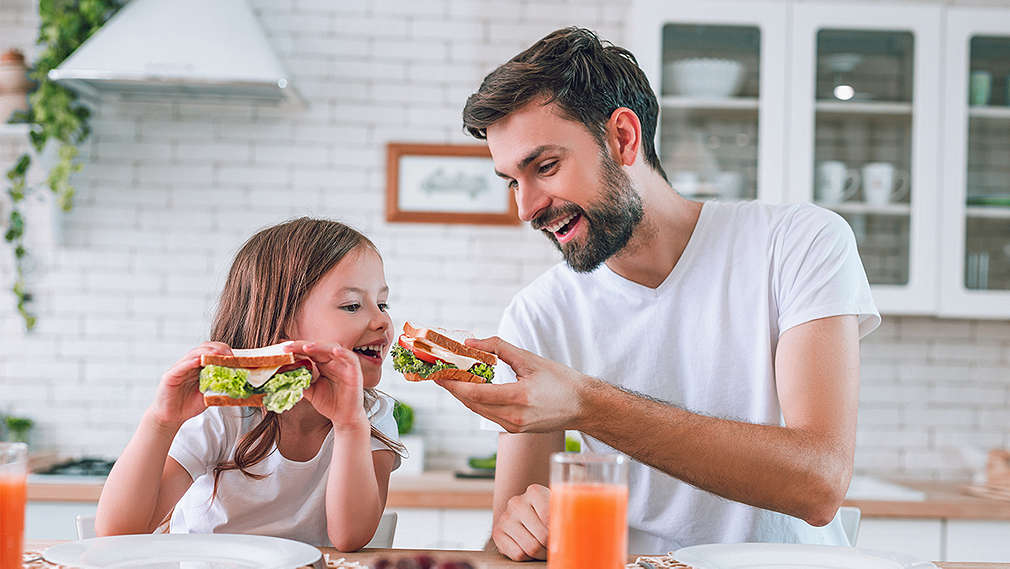 Vater und Tochter essen gemeinsam