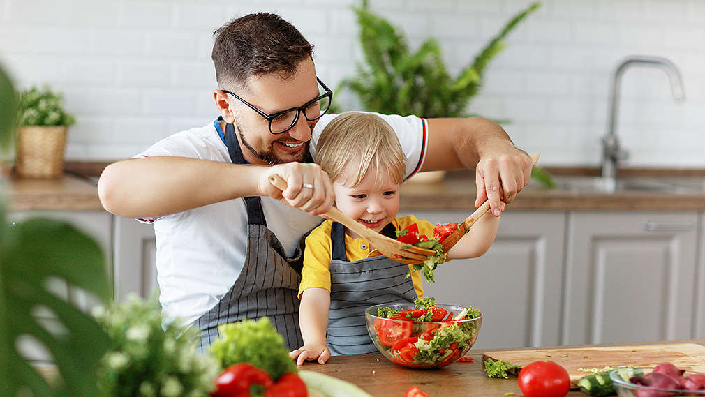 Vater und Sohn bereiten Salat zu