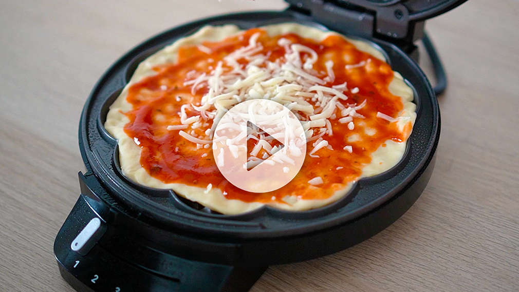 Mit Teig gefülltes Waffeleisen