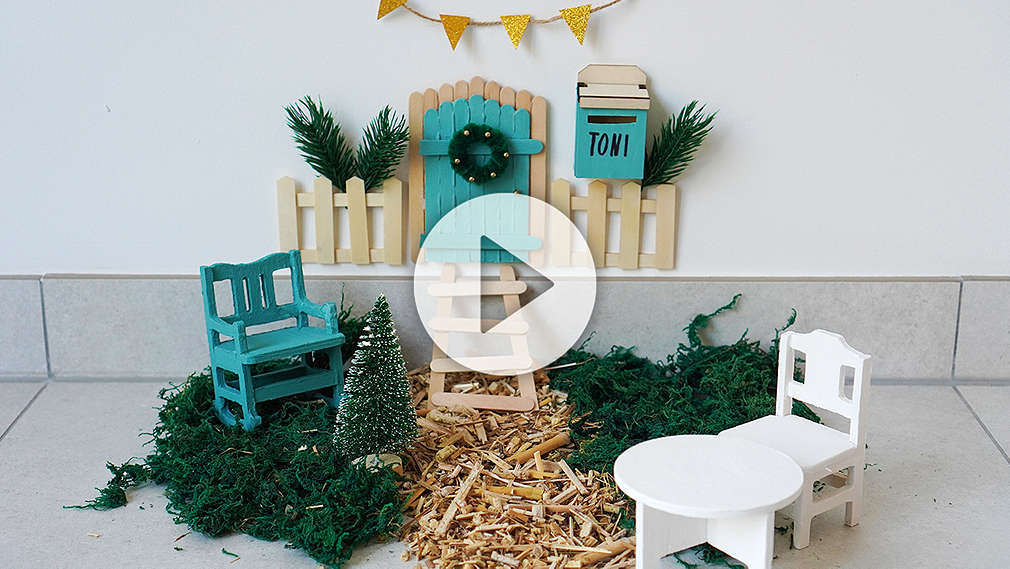 Wichteltür mit Dekoration