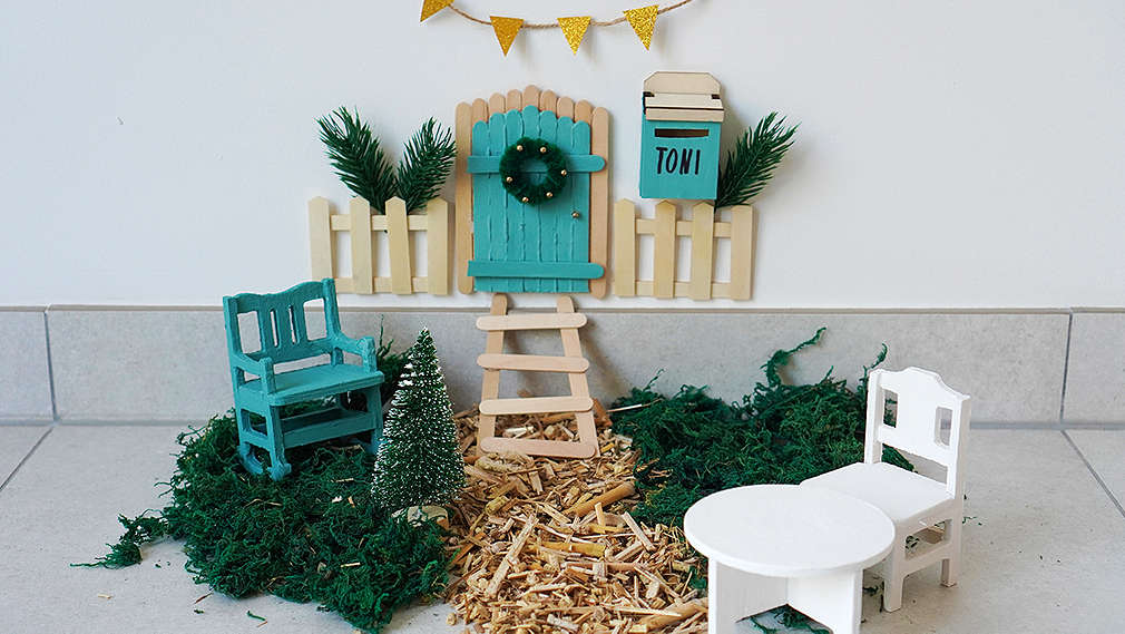 Wichteltür mit Dekoration