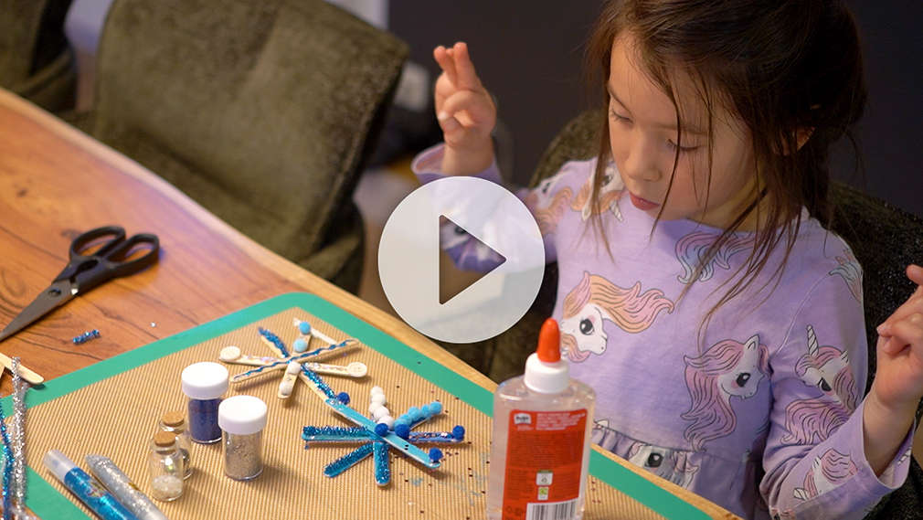 Mädchen bastelt am Tisch