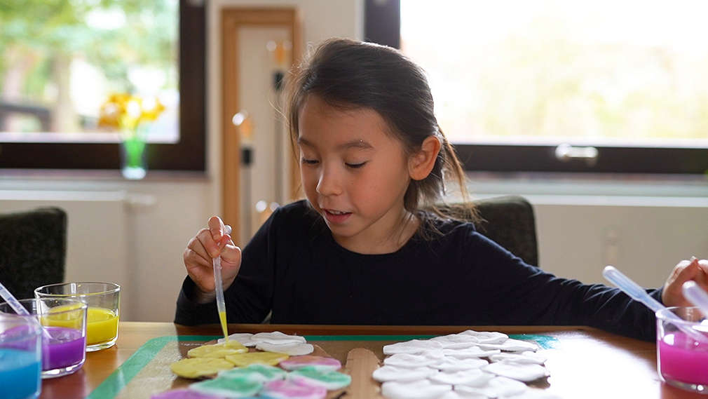 Mädchen färbt Wattepads ein