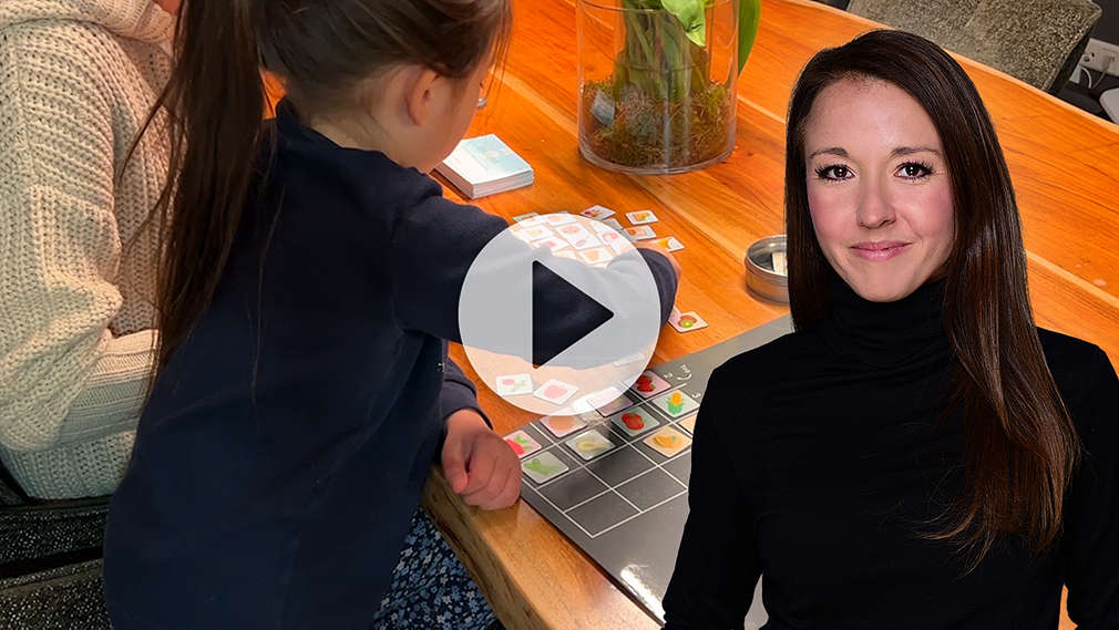 Mutter und Tochter sitzen am Esstisch; Julia von @mamiblock