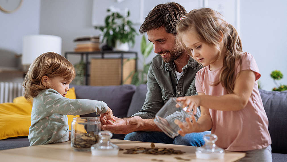 Vater zählt mit Kinder Geld