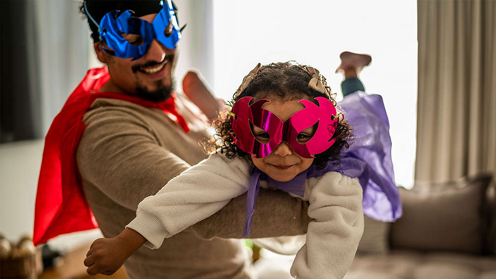 Vater und Tochter beim Spielen