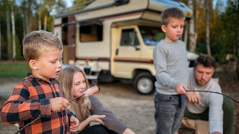 Familie grillt auf dem Campingplatz