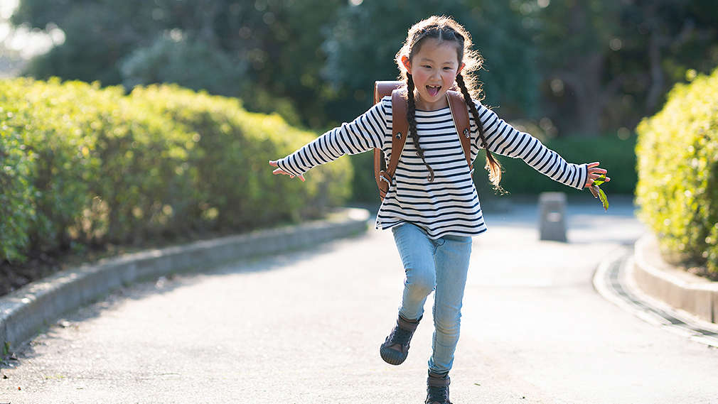 Mädchen auf dem Schulweg
