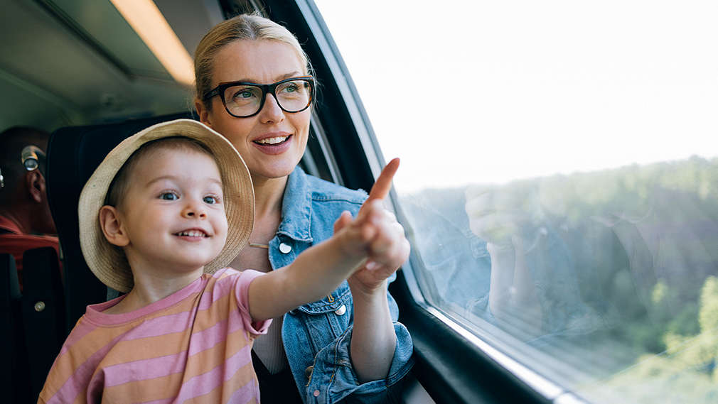 Mutter und Kind fahren Zug