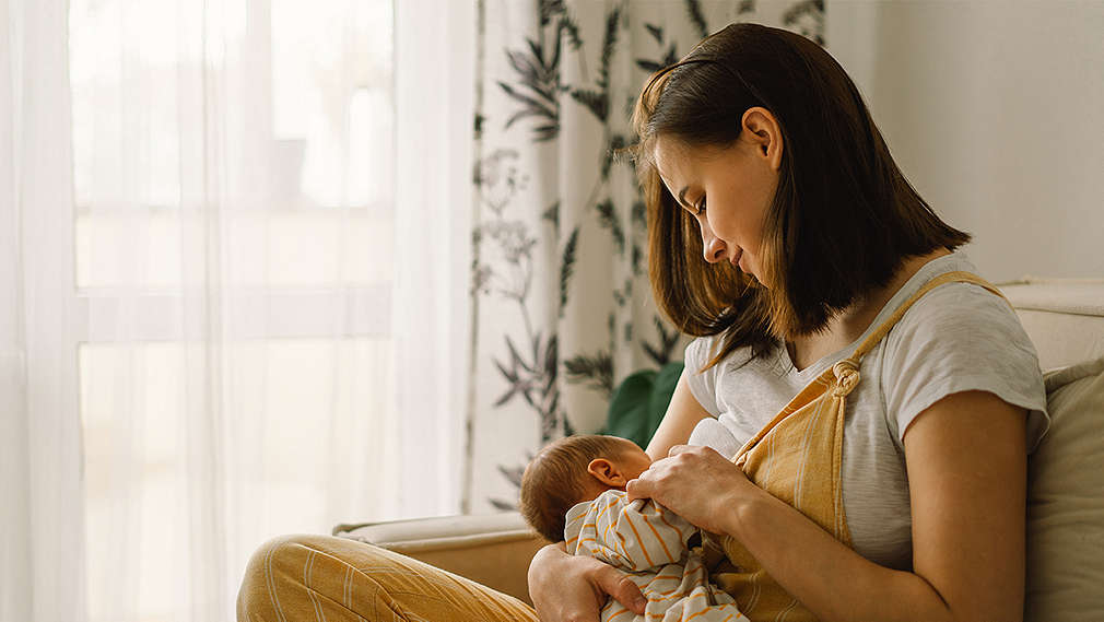 Baby trinkt an der Mutterbrust