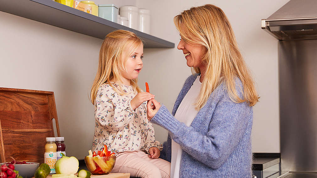 Mutter mit Tochter in der Küche