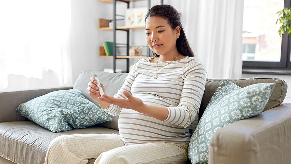 Schwangere misst ihren Blutzucker