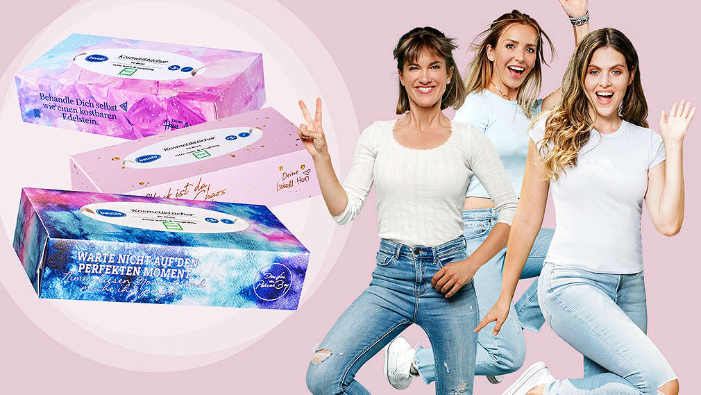 Links drei Kosmetikboxen und rechts daneben drei Influencerinnen