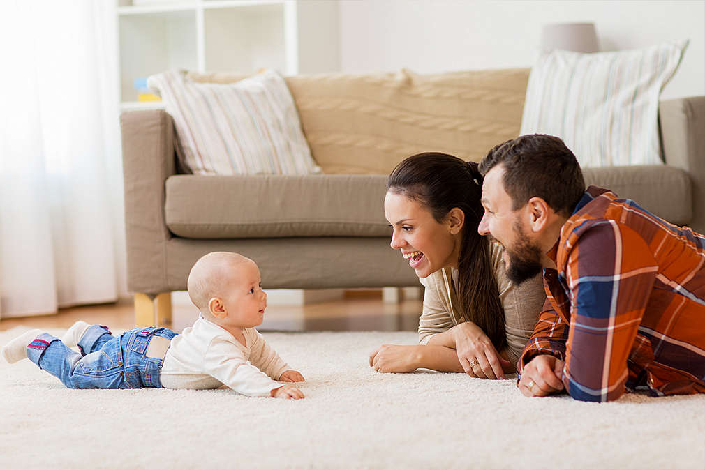 Иображение на млада двойка с малко бебе