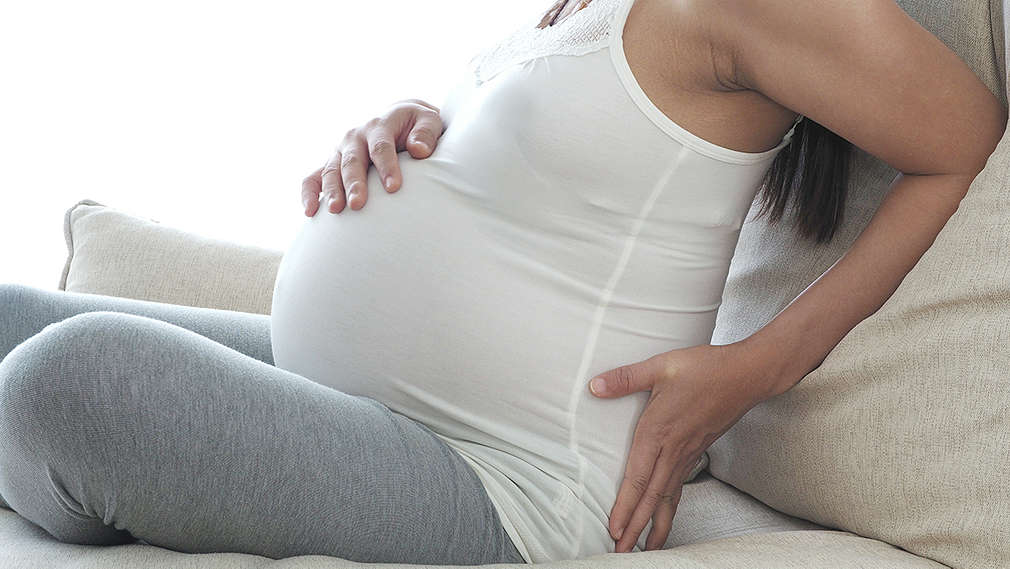 Schwangere Frau auf dem Sofa