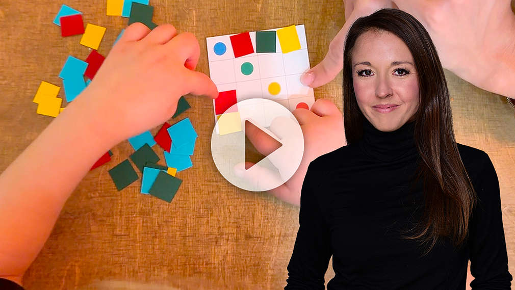 Kinderhände sortieren farbige Zettel; Julia von @mamiblock