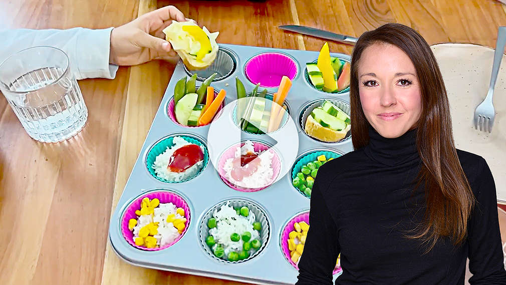 Jette sitzt vor Mikrofon, Logo: FamilienMomente