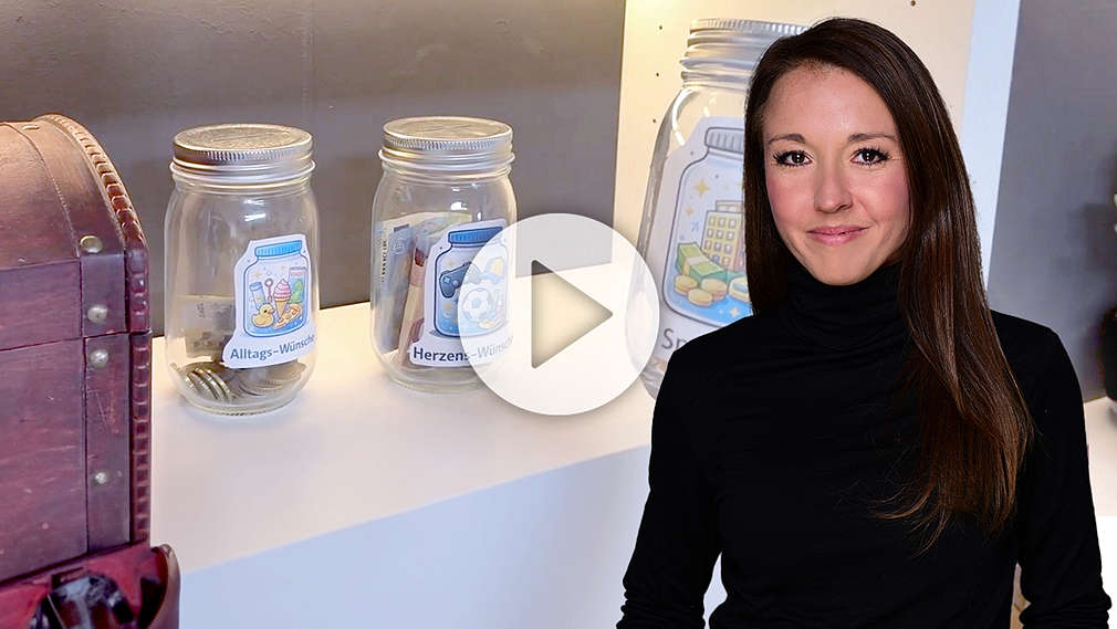 Münzen in Glasbehältern