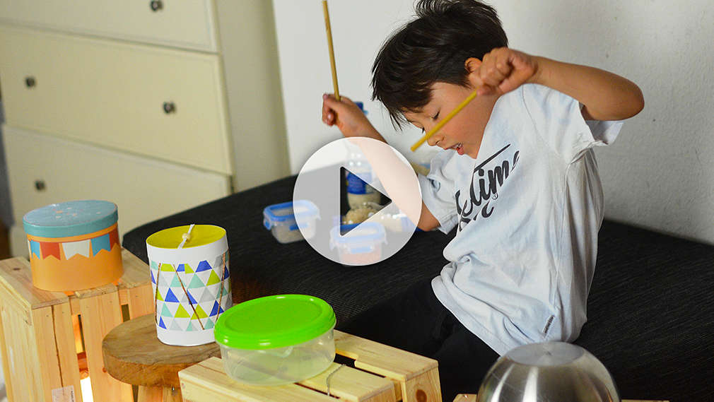 Kind spielt Instrument